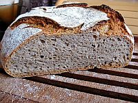 Mischbrot mit Sauerteig im Anschnitt