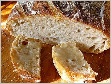 Weißbrot mit Gänseschmalz bestrichen