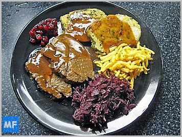 Wildschweinbraten mit Semmelknödel, Spätzle und Rotkohl